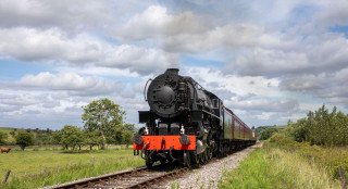 5197 has the right of way through Apesford crossing just behind the camera man